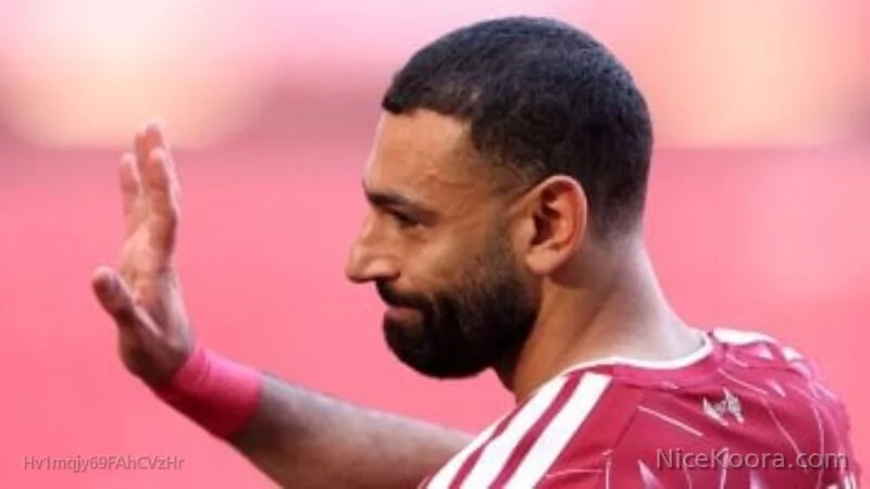 أطفال ليفربول يودعون محمد صلاح وزوجته..