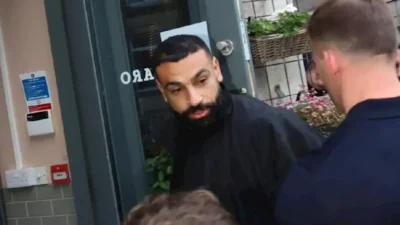 وداع مؤثر لمحمد صلاح في ليفربول.. مشاهد من لحظة الوداع