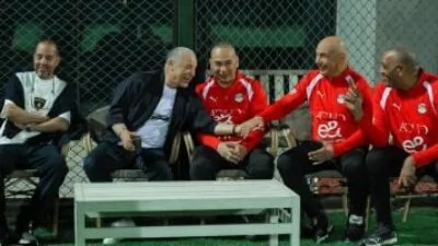 أجواء ودية تطغى على معسكر منتخب مصر.. لقاء مرح يجمع أبو ريدة وحسام حسن