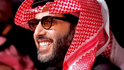 تركي آل الشيخ يواصل الترويج لمواجهة أوسيك وفيرهوفن في أهرامات الجيزة