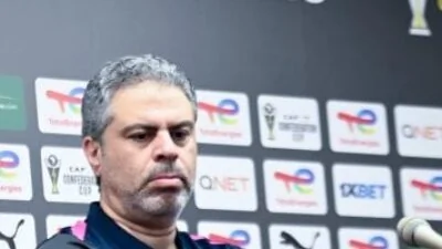 معتمد جمال يلتقي اللاعبين خلال تدريب اليوم تحضيرًا لمواجهة اتحاد العاصمة