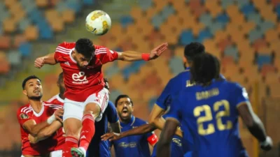 الكاف يقرر إيقاف لاعب الأهلي ويفرض عليه غرامة مالية