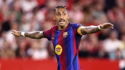 رافينيا يوجه نداءً للحكم خلال انتصار برشلونة على إشبيلية في مباراة مثيرة